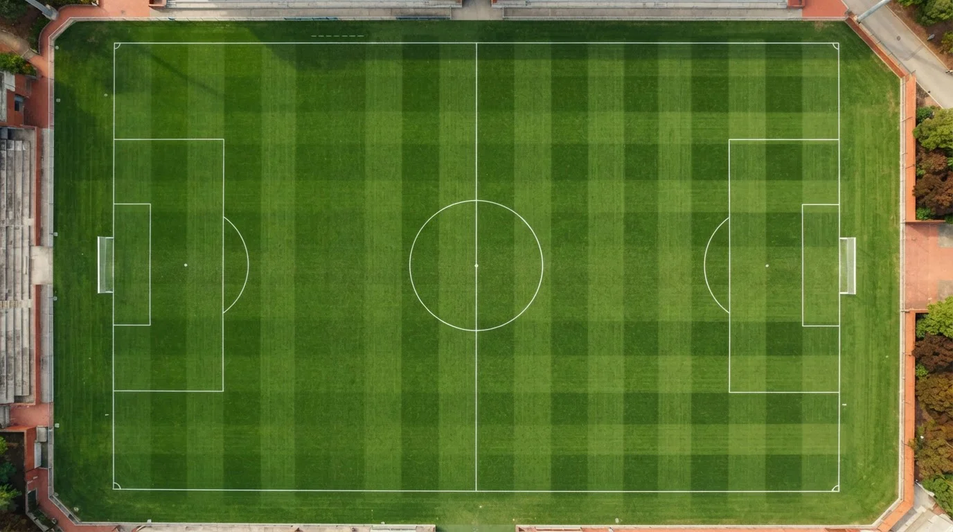 Fußballspielfeld von oben mit Mittelkreis Strafräumen und klaren Markierungslinien